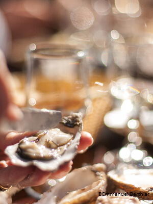 Pause repas dans un restaurant en bord de mer